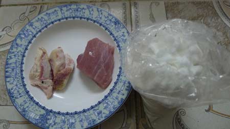 Miếng[-]thịt[-]này[-]đã[-]để[-]3[-]ngày[-]buộc[-]kín[-]trong[-]nilon,[-]bốc[-]mùi[-]thiu[-]thối,[-]phần[-]mỡ[-]chuyển[-]sang[-]màu[-]vàng